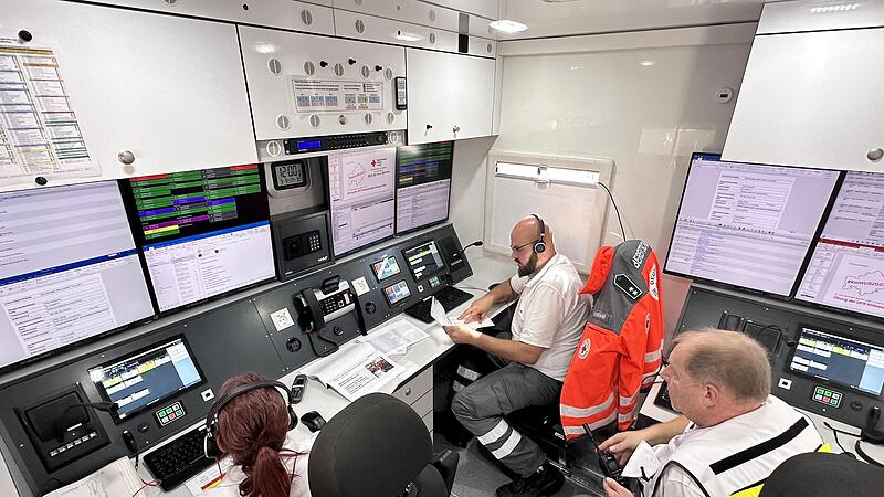 &Uuml;bung f&uuml;r den Ernstfall: Im Einsatzleitwagen der SEG Information und Kommunikation liefen alle Informationen aus ganz Unterfranken zusammen.