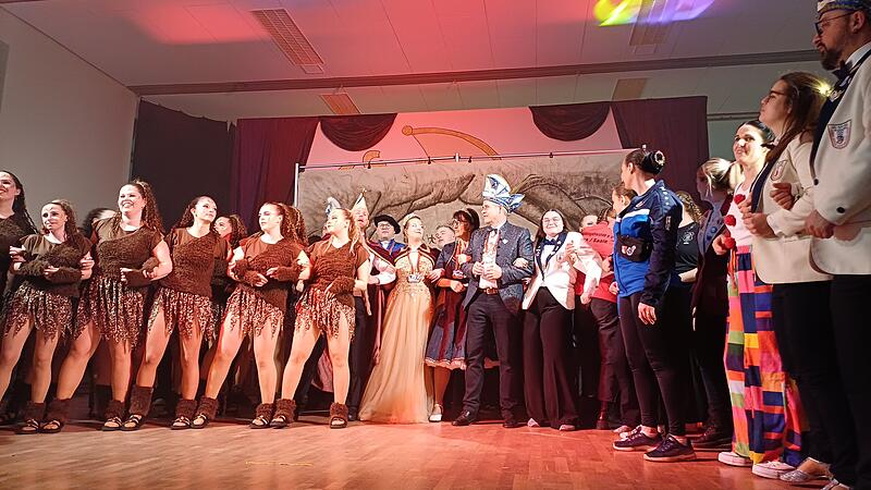 Viel los war bei der Prunksitzung Schw&auml;rzelbach 2026