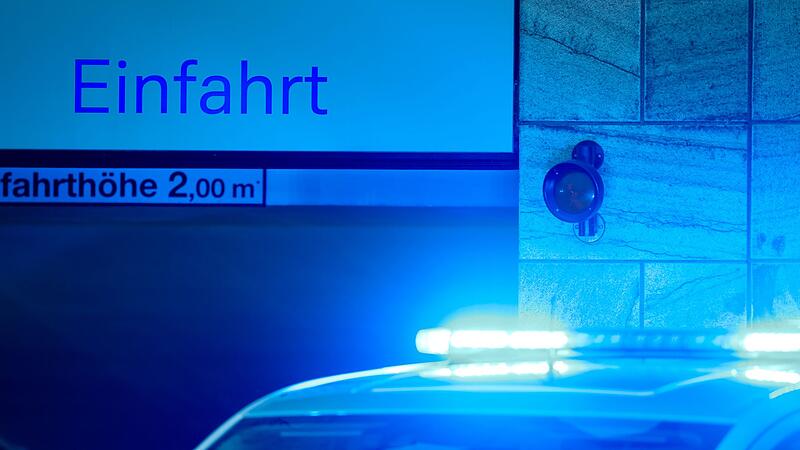 Polizeiauto mit Blaulicht vor einer Tiefgarage in M&ouml;nchengladbach