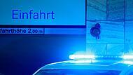 Polizeiauto mit Blaulicht vor einer Tiefgarage in Mönchengladbach Polizeiauto mit Blaulicht vor einer Tiefgarage in Mönchengladbach