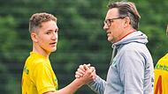 Handshakes nach dem letzten Ligaspiel und dem 3:0-Sieg gegen den TSV Gro&szlig;bardorf: Sebastian K&ouml;hler und Christian Wachter, Trainer der DJK-U15.