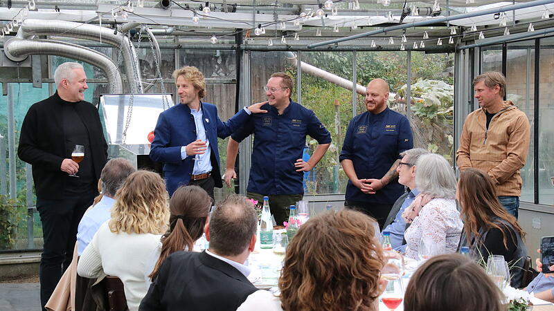 Fernsehkoch Alexander Herrmann (von links) mit seinem Bamberger Hoflieferanten Sebastian Niedermaier, Tobias Bätz, Food-Scout Joshi Osswald und Winzer Stephan Krämer im Gewächshaus.