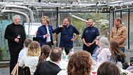 Fernsehkoch Alexander Herrmann (von links) mit seinem Bamberger Hoflieferanten Sebastian Niedermaier, Tobias Bätz, Food-Scout Joshi Osswald und Winzer Stephan Krämer im Gewächshaus.
