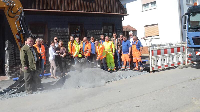 Spatenstich in Welitsch zur Erneuerung der Wasserleitung und Ausbau der Ortsstraße. An Staub und Lärm müssen sich die Anwohner in den nächsten Monaten leider gewöhnen, bedauerte Bürgermeister Stefan Heinlein (Achter von rechts).