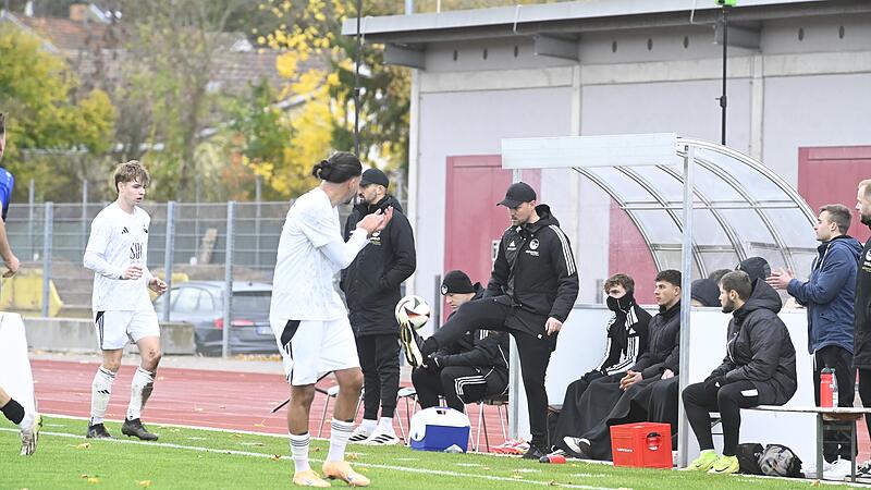 FC-Coburg-Trainer Carl-Philipp Schiebel (mit Ball) findet, es sei Zeit, dass es jetzt in der Liga wieder losgeht.