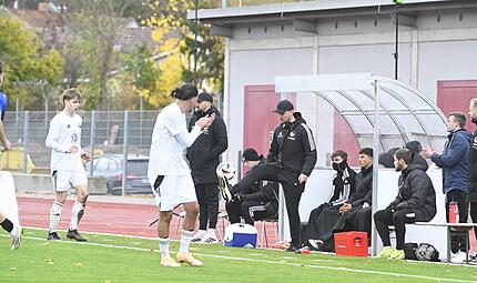 FC-Coburg-Trainer Carl-Philipp Schiebel (mit Ball) findet, es sei Zeit, dass es jetzt in der Liga wieder losgeht. FC-Coburg-Trainer Carl-Philipp Schiebel (mit Ball) findet, es sei Zeit, dass es jetzt in der Liga wieder losgeht.