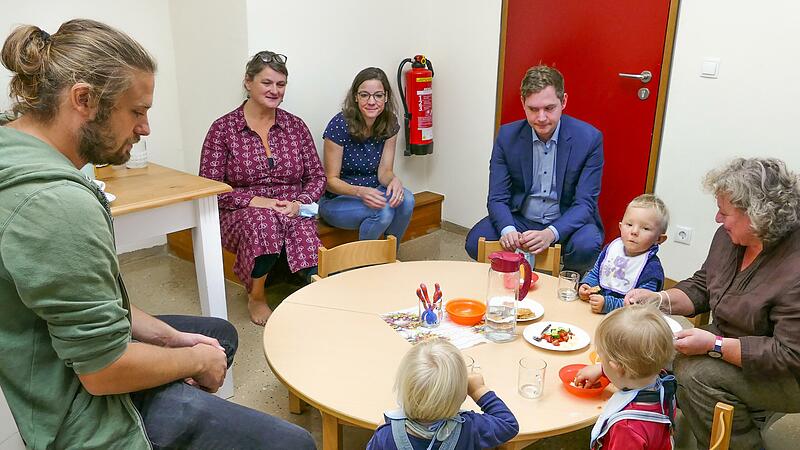 Beim zweiten Fr&uuml;hst&uuml;ck im Tageskindertreff ist B&uuml;rgermeister Jonas Gl&uuml;senkamp als Gast dabei.