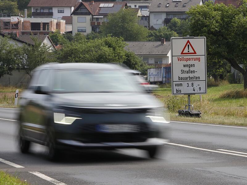 Ab Donnerstag (6. August) wird die B 287 zwischen der Anschlussstelle Hammelburg und Euerdorf gesperrt. Zur Ankündigung auf der Tafel ab Montag, den 3. August, schreibt das Bauamt: „Die letzte Information der Baufirma war der 6. August.“ Ab Donnerstag (6. August) wird die B 287 zwischen der Anschlussstelle Hammelburg und Euerdorf gesperrt. Zur Ankündigung auf der Tafel ab Montag, den 3. August, schreibt das Bauamt: „Die letzte Information der Baufirma war der 6. August.“