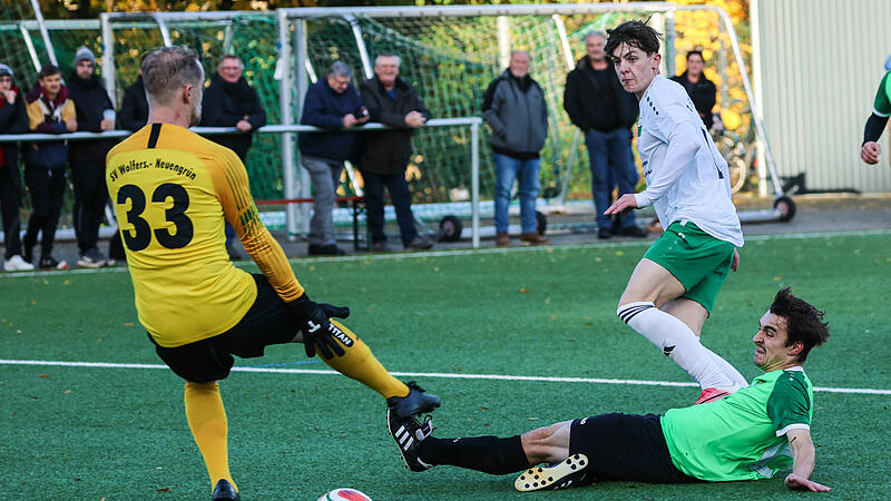 Perfekt platziert kommen weder der Wolfersgr&uuml;ner Johannes Sch&uuml;tz noch Keeper Andreas Lippert an den Torschuss von Karl Heider, der die ersten beiden Stockheimer Treffer erzielt hatte.