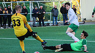 Perfekt platziert kommen weder der Wolfersgrüner Johannes Schütz noch Keeper Andreas Lippert an den Torschuss von Karl Heider, der die ersten beiden Stockheimer Treffer erzielt hatte. Perfekt platziert kommen weder der Wolfersgrüner Johannes Schütz noch Keeper Andreas Lippert an den Torschuss von Karl Heider, der die ersten beiden Stockheimer Treffer erzielt hatte.