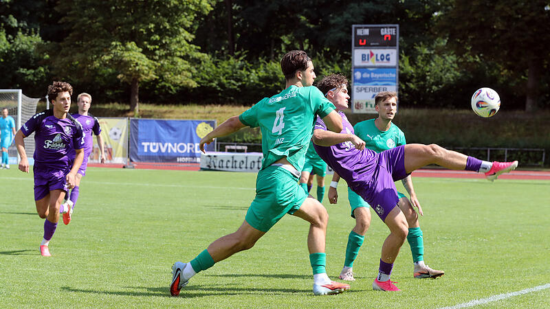 FC Eintracht Bamberg schlägt Neudrossenfeld im Pokal FC Eintracht dominiert: Doppelpacker Tim Gensichen (Mitte) bereitete den Neudrossenfeldern um den Ex-Bamberger Jan-Herbert Linz (links) einige Probleme.