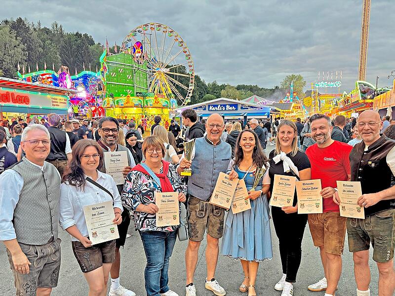 Bei den Fousanoachter freute sich das Ehepaar Thomas und Steffi Böhm über den Sieg im Vergleichsschießen auf dem Schützenfest. Stefan Wicklein Bei den Fousanoachter freute sich das Ehepaar Thomas und Steffi Böhm über den Sieg im Vergleichsschießen auf dem Schützenfest. Stefan Wicklein