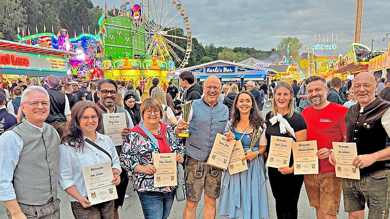 Bei den Fousanoachter freute sich das Ehepaar Thomas und Steffi Böhm über den Sieg im Vergleichsschießen auf dem Schützenfest. Stefan Wicklein Bei den Fousanoachter freute sich das Ehepaar Thomas und Steffi Böhm über den Sieg im Vergleichsschießen auf dem Schützenfest. Stefan Wicklein