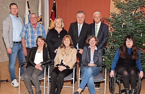 Mitarbeiterehrung: (vorn v.l.) Waltraud Spindler, Brigitte R&uuml;ger-Braun, Heike Klaus, Katrin Opel sowie (hinten v.l.) Andreas Hahn (Personalrat), Bernhard Stenglein, Michaela Ramming, Landrat Klaus Peter S&ouml;llner und Rainer Bullmann.