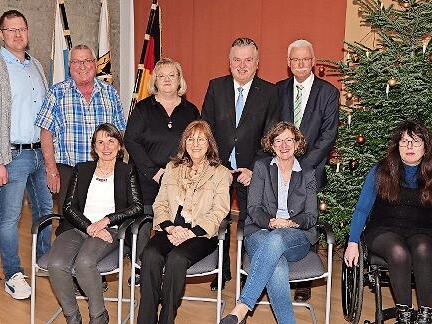 Mitarbeiterehrung: (vorn v.l.) Waltraud Spindler, Brigitte R&uuml;ger-Braun, Heike Klaus, Katrin Opel sowie (hinten v.l.) Andreas Hahn (Personalrat), Bernhard Stenglein, Michaela Ramming, Landrat Klaus Peter S&ouml;llner und Rainer Bullmann.