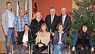 Mitarbeiterehrung: (vorn v.l.) Waltraud Spindler, Brigitte R&uuml;ger-Braun, Heike Klaus, Katrin Opel sowie (hinten v.l.) Andreas Hahn (Personalrat), Bernhard Stenglein, Michaela Ramming, Landrat Klaus Peter S&ouml;llner und Rainer Bullmann.