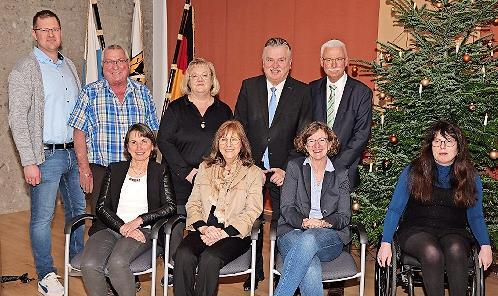 Mitarbeiterehrung: (vorn v.l.) Waltraud Spindler, Brigitte R&uuml;ger-Braun, Heike Klaus, Katrin Opel sowie (hinten v.l.) Andreas Hahn (Personalrat), Bernhard Stenglein, Michaela Ramming, Landrat Klaus Peter S&ouml;llner und Rainer Bullmann.