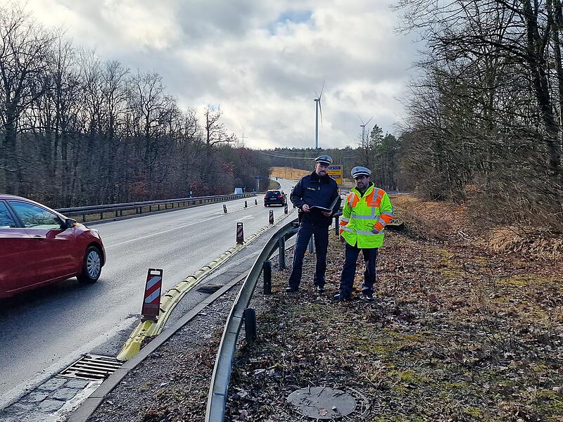 Polizeioberkommissar Florian Heuring (links), der Verkehrssicherheitsbeauftragte der Polizeiinspektion Bad Kissingen im Gespräch mit Polizeihauptkommissar Ingo Stübinger, Leiter für zentrale Verkehrsaufgaben (Werneck) an der Pyramidenkreuzung Polizeioberkommissar Florian Heuring (links), der Verkehrssicherheitsbeauftragte der Polizeiinspektion Bad Kissingen im Gespräch mit Polizeihauptkommissar Ingo Stübinger, Leiter für zentrale Verkehrsaufgaben (Werneck) an der Pyramidenkreuzung.