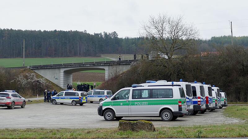 Januar 2021: Spurensuche der Polizei, nachdem ein ICE auf der Werntalstrecke in ein Querdenker-Plakat gerauscht war.
