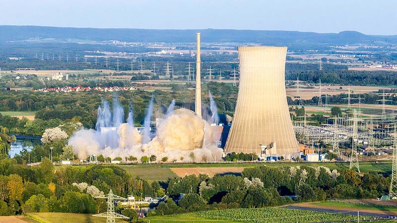 Mehrere tausend Zuschauerinnen und Zuschauer beobachteten die Sprengung der Kühltürme am stillgelegten Kernkraftwerk Grafenrheinfeld am 16. August. Sie hatte sich wegen einer Aktion eines Pro-Atomkraft-Aktivisten um rund eineinhalb Stunden verzögert. Mehrere tausend Zuschauerinnen und Zuschauer beobachteten die Sprengung der Kühltürme am stillgelegten Kernkraftwerk Grafenrheinfeld am 16. August. Sie hatte sich wegen einer Aktion eines Pro-Atomkraft-Aktivisten um rund eineinhalb Stunden verzögert.