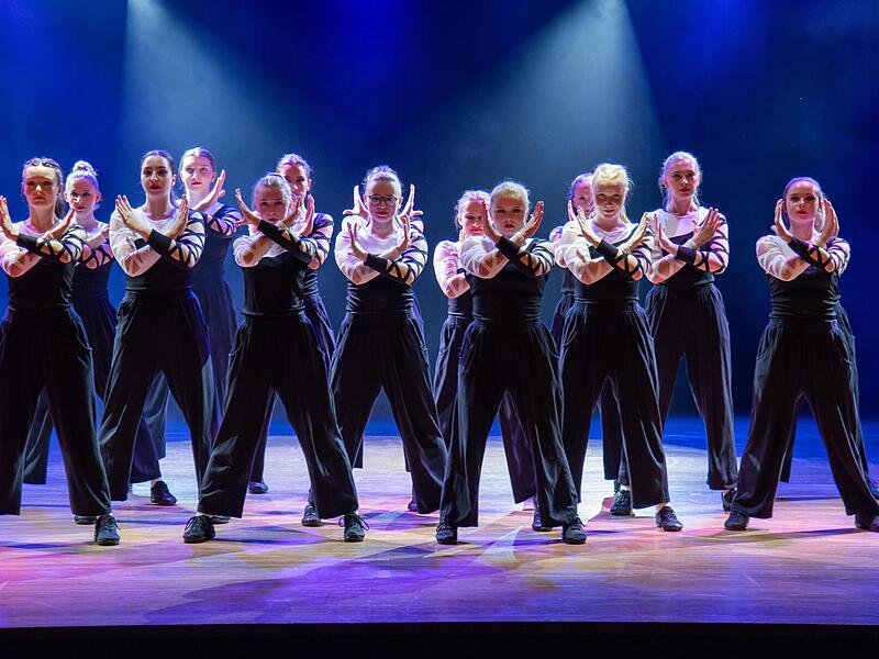 Die gro&szlig;e Tanzgruppe bot eine mitrei&szlig;ende Michael-Jackson-Nummer.Dance Street