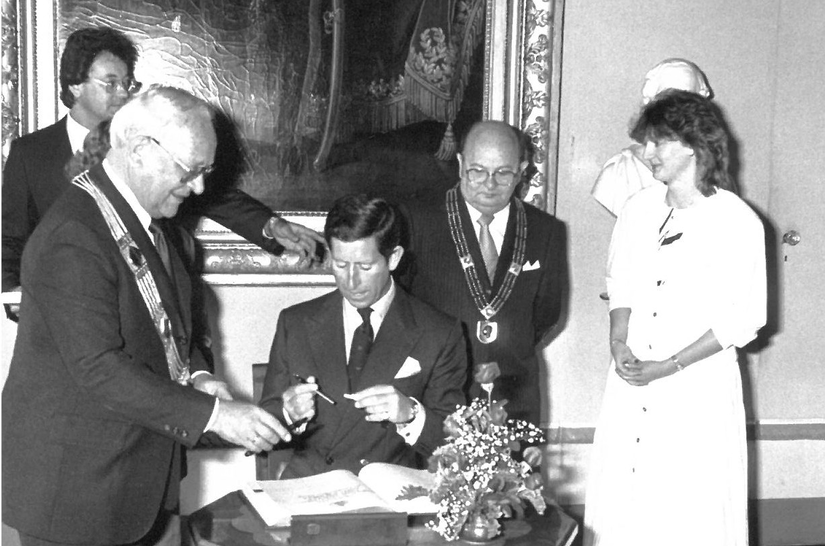 Als Prinz war der heutige König Charles schon einmal in Coburg. Am 7. August 1987 trug er sich ins Goldene Buch der Stadt ein. Links der damalige Oberbürgermeister Karl-Heinz Höhn, hinter  Charles steht der damalige Bürgermeister Rolf Forkel.