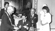 Als Prinz war der heutige König Charles schon einmal in Coburg. Am 7. August 1987 trug er sich ins Goldene Buch der Stadt ein. Links der damalige Oberbürgermeister Karl-Heinz Höhn, hinter  Charles steht der damalige Bürgermeister Rolf Forkel.