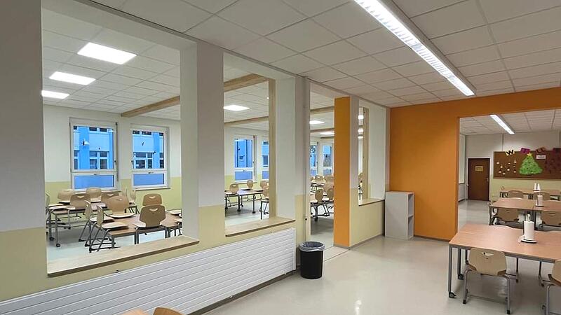 Helle und freundliche R&auml;ume warten auf die Sch&uuml;lerinnen und Sch&uuml;ler im Mensaanbau der Carl-Platz-Schule in Herzogenaurach.