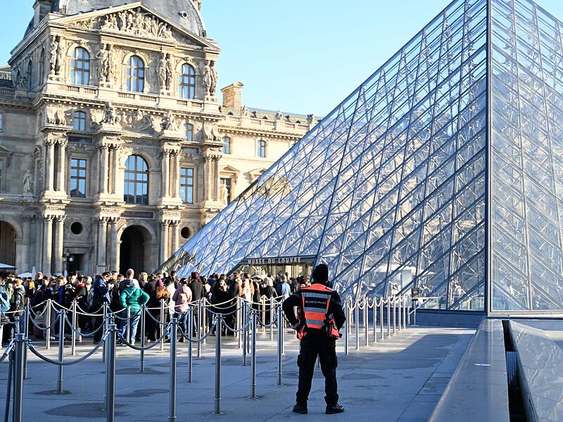Nach Raubüberfall auf Louvre in Paris