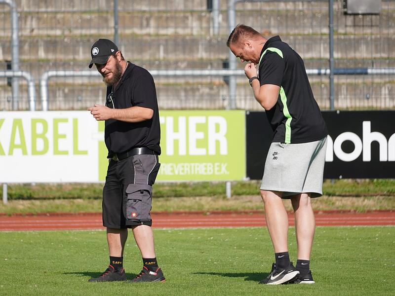 Der Rasen im Bamberger Fuchsparkstadion wurde in den vergangenen Tagen von den Wolfsburger Greenkeepern kritisch beäugt. Der Rasen im Bamberger Fuchsparkstadion wurde in den vergangenen Tagen von den Wolfsburger Greenkeepern kritisch beäugt.
