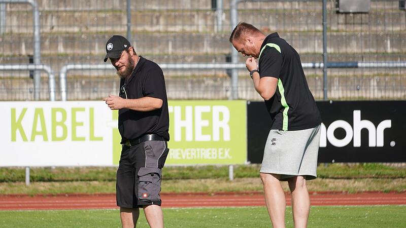 Der Rasen im Bamberger Fuchsparkstadion wurde in den vergangenen Tagen von den Wolfsburger Greenkeepern kritisch beäugt. Der Rasen im Bamberger Fuchsparkstadion wurde in den vergangenen Tagen von den Wolfsburger Greenkeepern kritisch beäugt.