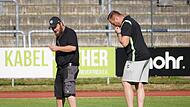 Der Rasen im Bamberger Fuchsparkstadion wurde in den vergangenen Tagen von den Wolfsburger Greenkeepern kritisch beäugt. Der Rasen im Bamberger Fuchsparkstadion wurde in den vergangenen Tagen von den Wolfsburger Greenkeepern kritisch beäugt.