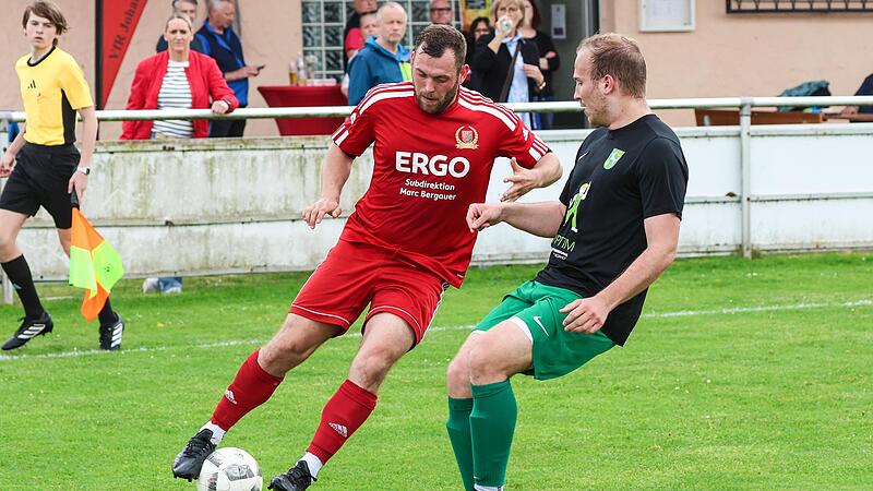 Der Johannisthaler Jan Bauer (rot) muss abdrehen, als ihn Philipp Brehm (SV Wolfers-/Neuengrün) stellt. Der Johannisthaler Jan Bauer (rot) muss abdrehen, als ihn Philipp Brehm (SV Wolfers-/Neuengrün) stellt.
