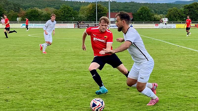 Der Ebersdorfer Maximilian Weinreich versucht hier, an einem Strullendorfer vorbeizukommen.