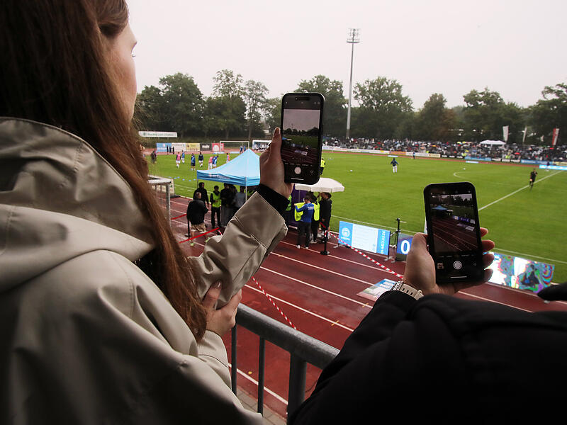 Viele gezückte Handys waren zu sehen, als Delay Sports Berlin für ein Testspiel beim FC Eintracht Bamberg vorbeischaute.