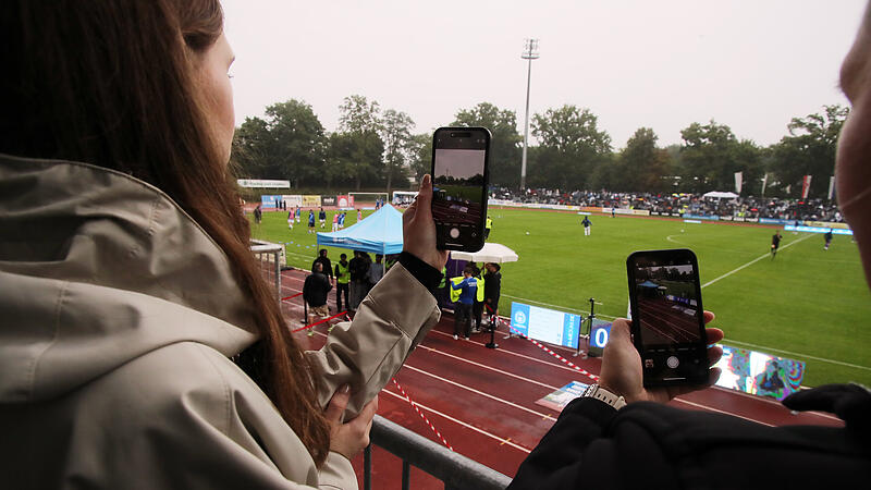Viele gez&uuml;ckte Handys waren zu sehen, als Delay Sports Berlin f&uuml;r ein Testspiel beim FC Eintracht Bamberg vorbeischaute.