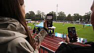 Viele gezückte Handys waren zu sehen, als Delay Sports Berlin für ein Testspiel beim FC Eintracht Bamberg vorbeischaute.