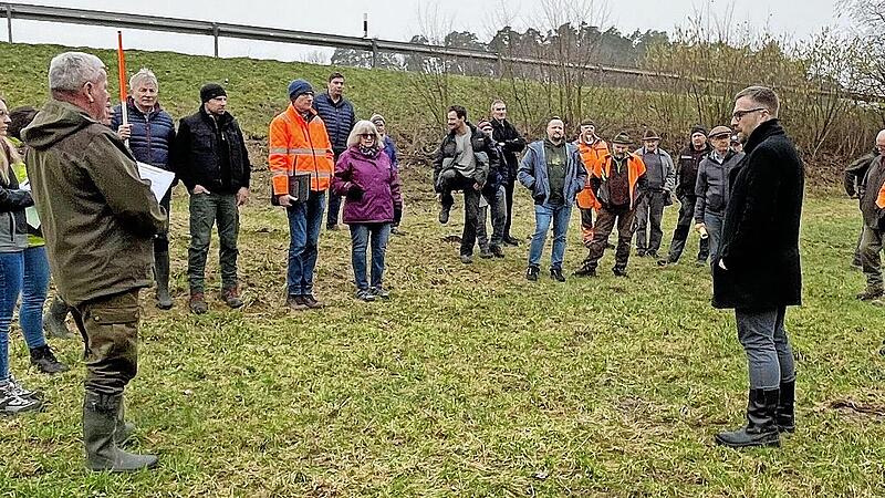 Zu dem Behördengespräch über das Biberproblem in der Marktgemeinde waren mehr als 30 Bürgerinnen und Bürger erschienen. Zu dem Behördengespräch über das Biberproblem in der Marktgemeinde waren mehr als 30 Bürgerinnen und Bürger erschienen.