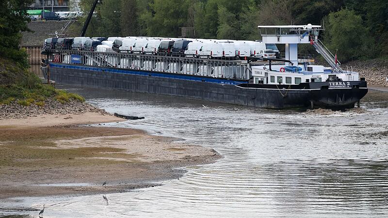 Frachtschiff f&auml;hrt sich im D&uuml;sseldorfer Hafen fest