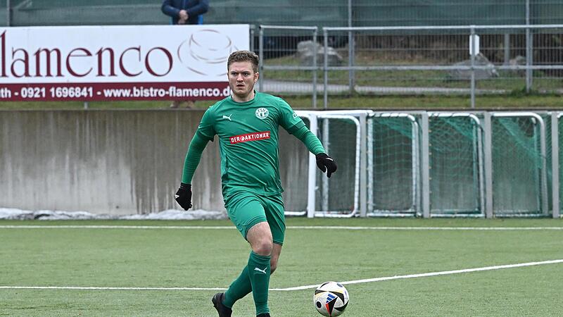 Sport Fußball Saison 2025 / 2026 Bayernliga Nord 19. Spieltag am Samstag 29.11.2025 Spielort Neudrossenfeld Sportpark Am Weinberg Kunstrasenplatz Spielbeginn 14.00 h TSV Neudrossenfeld gegen ASV Neumarkt Halbzeitergebnis 0:1 Endstand 1:3 Lukas BeszczTSV Neudrossenfeld - ASV Neumarkt Sport Fußball Saison 2025 / 2026 Bayernliga Nord 19. Spieltag am Samstag 29.11.2025 Spielort Neudrossenfeld Sportpark Am Weinberg Kunstrasenplatz Spielbeginn 14.00 h TSV Neudrossenfeld gegen ASV Neumarkt Halbzeitergebnis 0:1 Endstand 1:3 Lukas BeszczTSV Neudrossenfeld - ASV Neumarkt