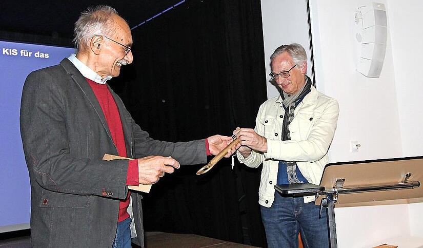 Der scheidende Vorsitzende Hermann Hacker übergibt nach der Neuwahl die Schlüsselgewalt an den neuen Vorstand, Karlheinz Hößel. Der scheidende Vorsitzende Hermann Hacker übergibt nach der Neuwahl die Schlüsselgewalt an den neuen Vorstand, Karlheinz Hößel.