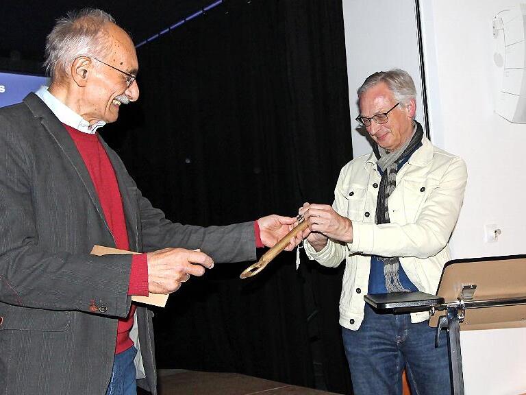 Der scheidende Vorsitzende Hermann Hacker &uuml;bergibt nach der Neuwahl die Schl&uuml;sselgewalt an den neuen Vorstand, Karlheinz H&ouml;&szlig;el.