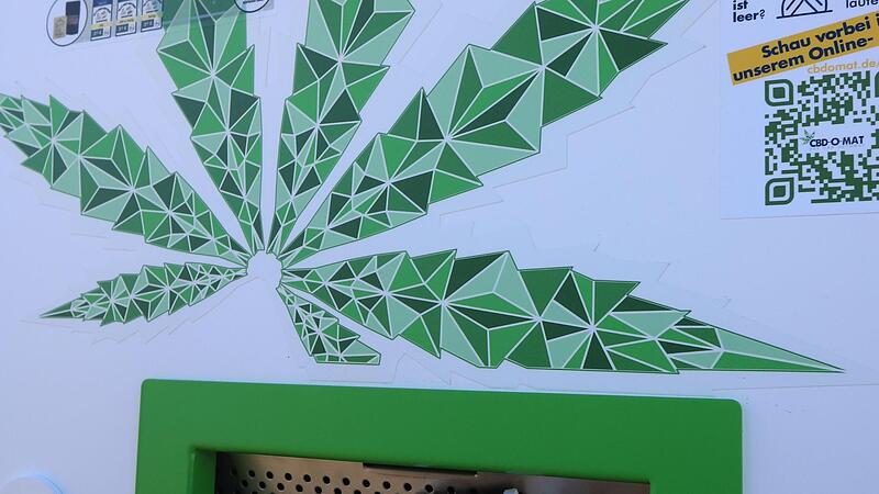 CBD-Öle, Hanfsnacks und Räucherwaren gibt es an den CBD-Automaten.
