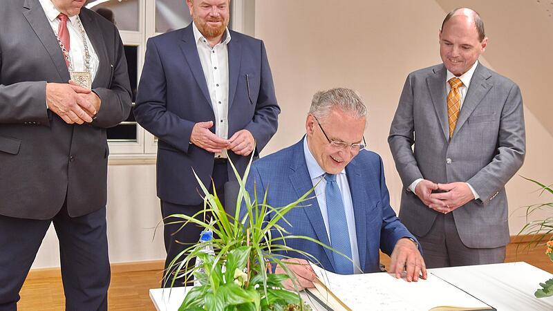 Innenminister Joachim Herrmann trägt sich in das Goldene Buch der Gemeinde Langensendelbach ein, beobachtet von (v. l.) Bürgermeister Oswald Siebenhaar, CSU-Ortsvorsitzendem Jochen Düsel und MdL Michael Hofmann.Forchheim & Fränkische Schweiz Innenminister Joachim Herrmann trägt sich in das Goldene Buch der Gemeinde Langensendelbach ein, beobachtet von (v. l.) Bürgermeister Oswald Siebenhaar, CSU-Ortsvorsitzendem Jochen Düsel und MdL Michael Hofmann.Forchheim & Fränkische Schweiz