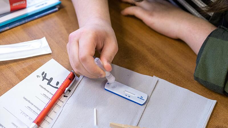 An bayerischen Schulen müssen sich die Schüler vor Unterrichtsbeginn mit Antigen-Schnelltests selbst testen. In einem Test-Kits sind besorgniserregende Stoffe enthalten.