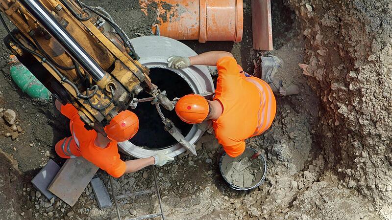 Reparaturen wie auf diesem Symbolbild sind vielerorts ein Grund f&uuml;r steigende Abwasserkosten.