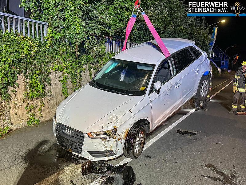 Das schwer beschädigte Fahrzeug wurde geborgen.Unfall im Steinbach am Wald endete mit hohem Schaden.