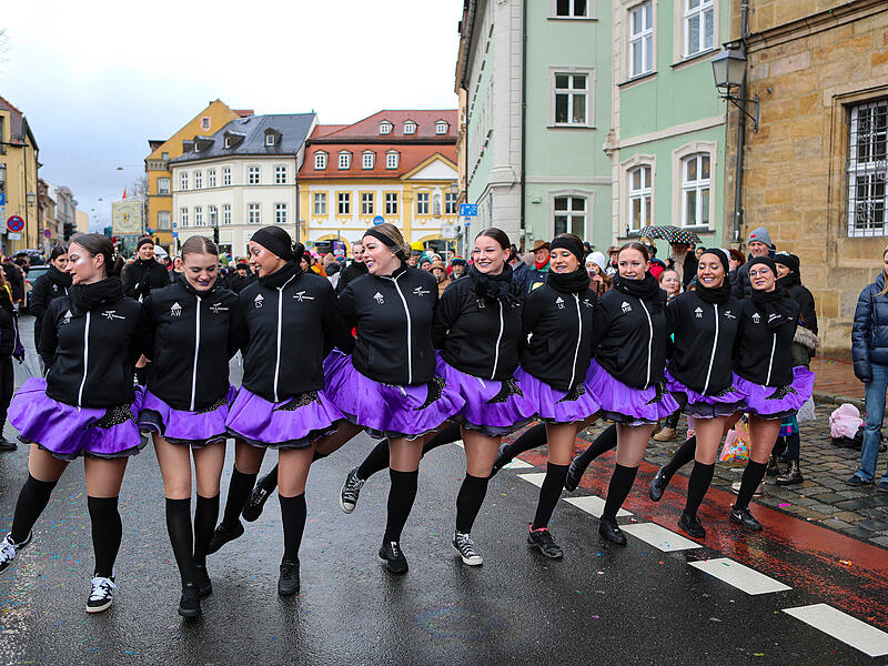 FaschingszugTausende Besucher beim gro&szlig;en Faschingsumzug in Bamberg