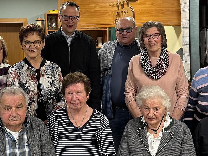 Gr&uuml;ndungsmitglieder von 1985 (vorn, von links): Eberhard Hannig, Renate Hannig, Christa Oehrlein und Lydia Harl&auml;nder. Hintere Reihe (von links): Vorsitzende Heike Linz, Monika Filsner, Silvia Schirmer, B&uuml;rgermeister Andreas P&ouml;hner, Manfred Friedma...