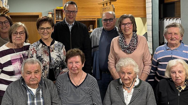 Gr&uuml;ndungsmitglieder von 1985 (vorn, von links): Eberhard Hannig, Renate Hannig, Christa Oehrlein und Lydia Harl&auml;nder. Hintere Reihe (von links): Vorsitzende Heike Linz, Monika Filsner, Silvia Schirmer, B&uuml;rgermeister Andreas P&ouml;hner, Manfred Friedma...